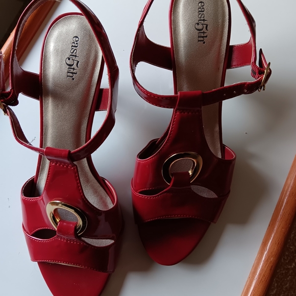 East 5th Women's Red Heels with Gold Ring Detail - Picture 6 of 7